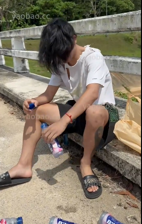 超骚巨乳嫩模女神-李雅-回归新 化身性菩萨,野外关怀流浪汉（1V,422M）