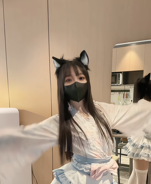 极品萝莉嫩妹-爱玩熊熊（小巧芋艿）-mfans付费原版 漫展後安慰吃醋的男友－永劫無間 玉玲瓏（2V,970M）