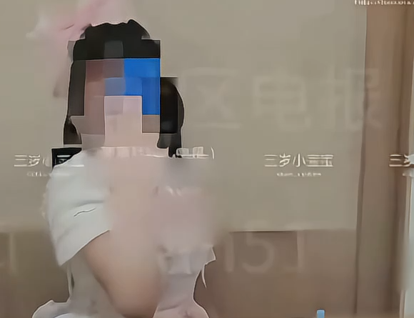 顶级萝莉淫妻-三岁小宝宝（bb_xiaokeai)-8.14新 跟老公吵架跑出去偷情（1V,520M）