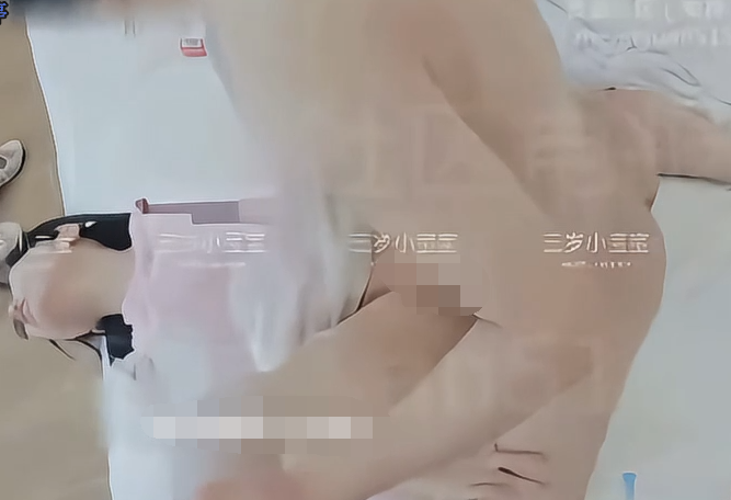 顶级萝莉淫妻-三岁小宝宝（bb_xiaokeai)-8.14新 跟老公吵架跑出去偷情（1V,520M）