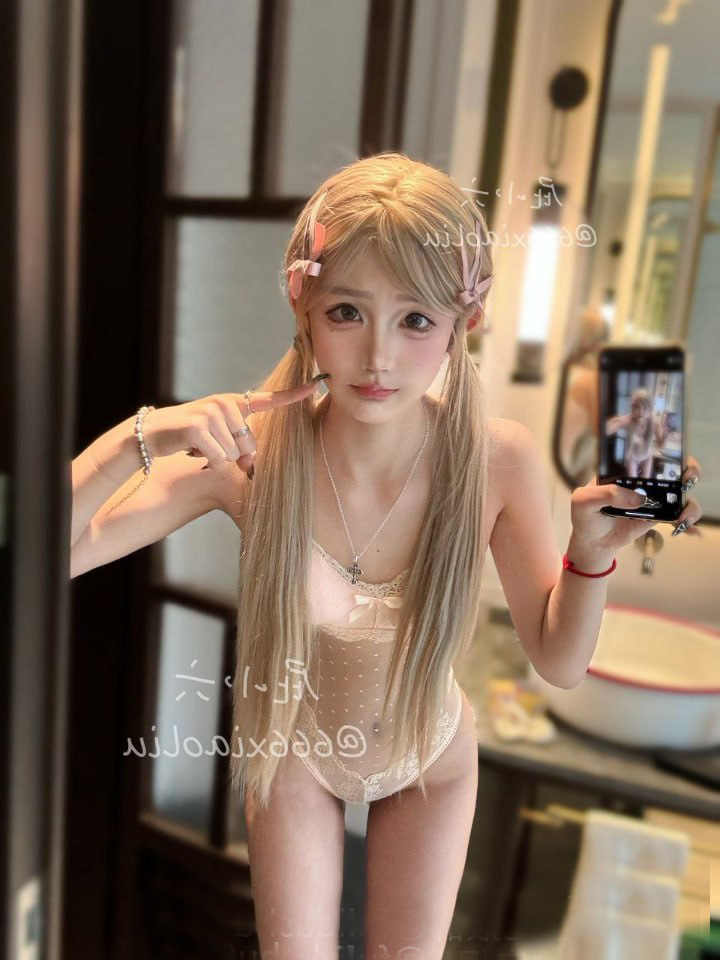 极品反差婊萝莉小屁大王被封后再开新号，和金主爸爸啪啪自拍 白浆多，娇小可爱 脸蛋精致超漂亮，据说下线约啪超贵 1V 400m