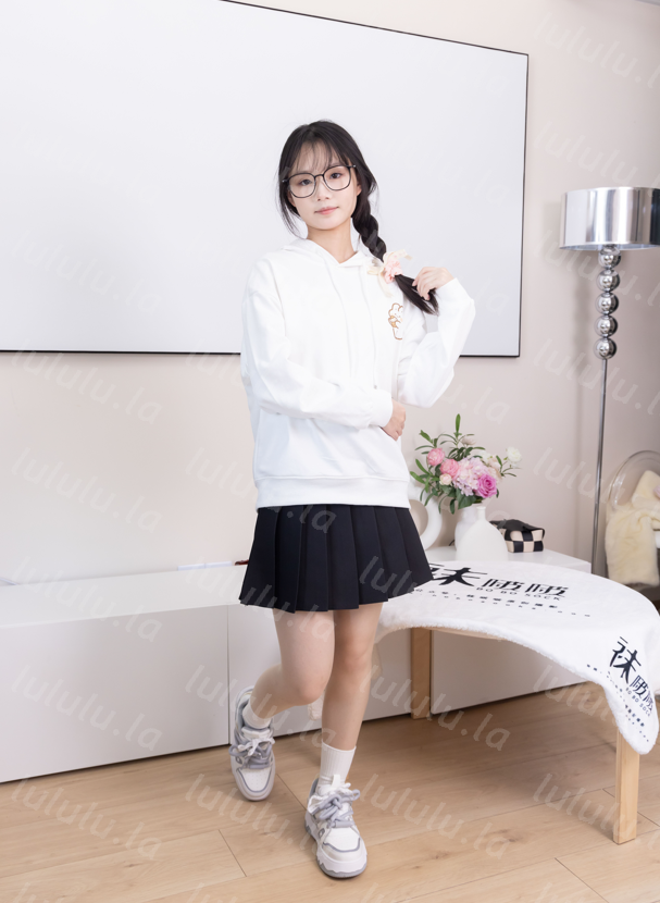 袜啵啵 – 甜甜圈-368期 – 超短裙白棉袜油亮肉丝 【160P1V1.36G】-福利岛