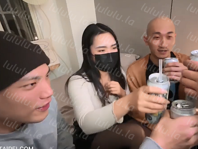 台湾约炮大神 狠台北 巨乳女大甩奶淫贺新年 3P乱干淫水失禁
