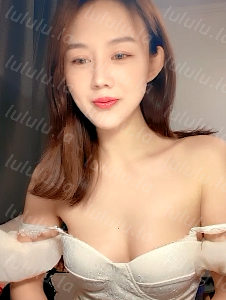 高颜值侧脸女神含情脉脉便宜精壮小伙了,享受后入抽插表情刺激