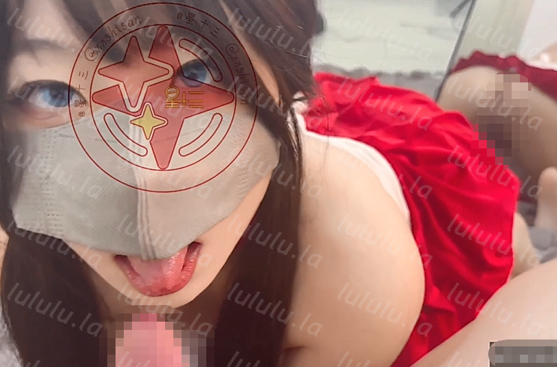 星十三 圣诞制服套装!双马尾母狗跪在地上,含情脉脉的给金主爸爸舔鸡巴,嫩逼在镜子里一览无余,各种姿势享受性爱过程-福利岛
