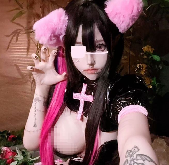 我要逃避现实世界 高颜值巨乳顶颜coser，超级反差分舌乳钉阿黑颜，大尺度自慰写真福利