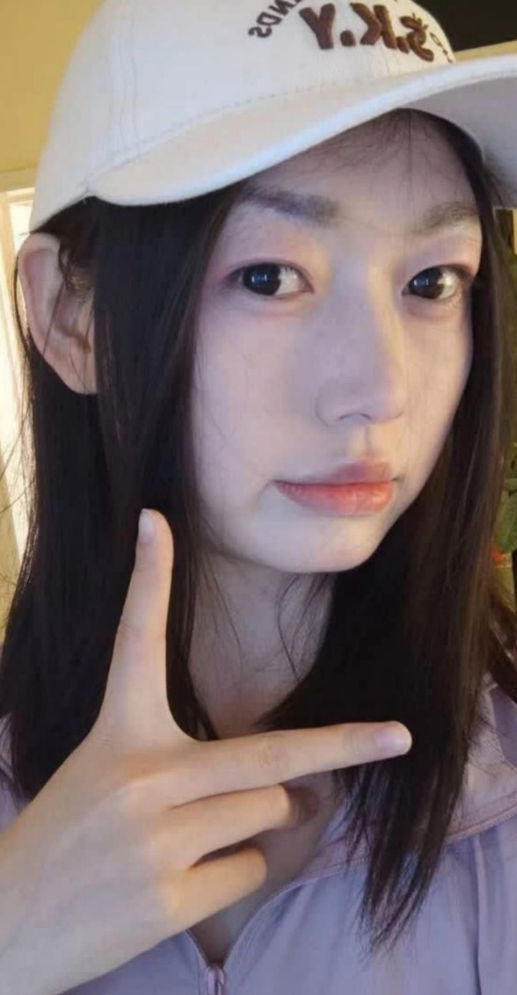 2025年6月最新，【绿帽泄密】，19岁学生妹，身材颜值都不错，有扣B特写视频，很反差，床上超级骚，阴毛多 3V316M