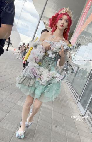 【KFC】极品美女跟着摄影师拍照。公主裙白色丝袜透明内内 551M-福利岛