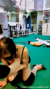 性感女王圈養調教戀足女舔鞋舔腳高跟抽臉-福利岛