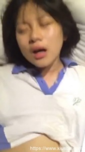 穿著校服的高中學生妹和男友開房啪啪自拍妹子一看就知道沒啥性經驗最後還被顏射-福利岛