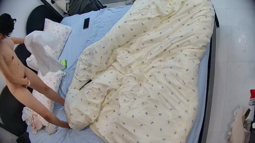 民宿酒店 11-22 一对讲究人 进来先换了床单 美女胸又大又挺 毛也多 很戳我性癖 遗憾戴套没内射