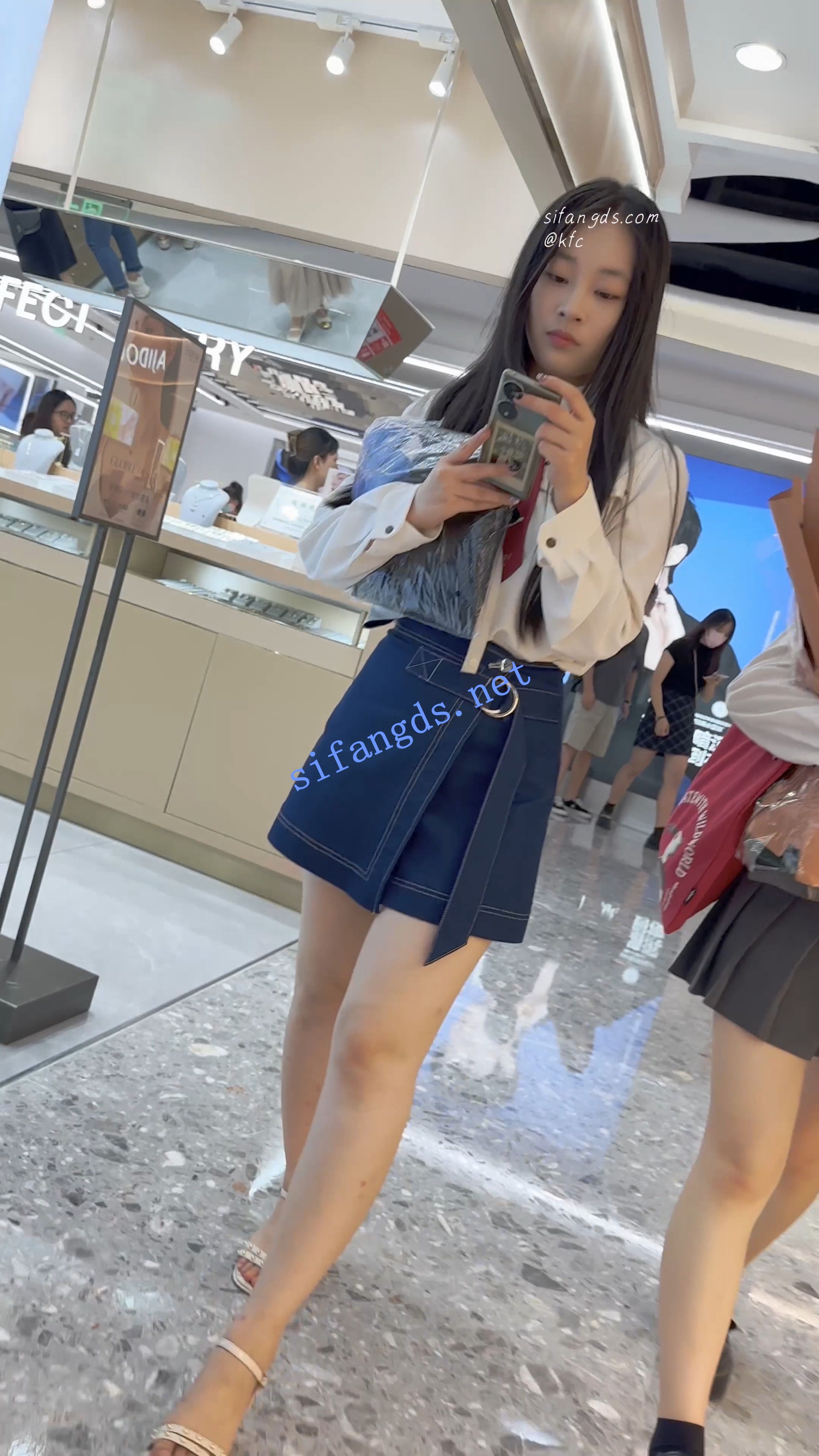 【KFC】靓女下班回家·一直专注玩手机·短裙半透白内尿黄一片-福利岛