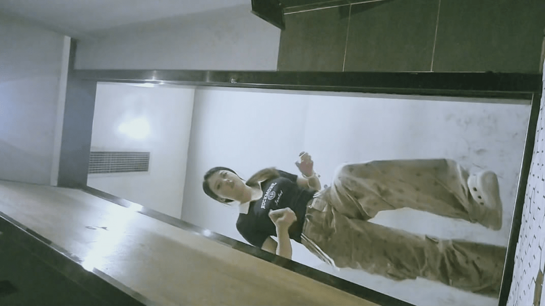 十一月最新流出酒吧女厕后拍小姐尿尿蜜桃臀靓妹尿很急如泄洪高清无水印版-福利岛