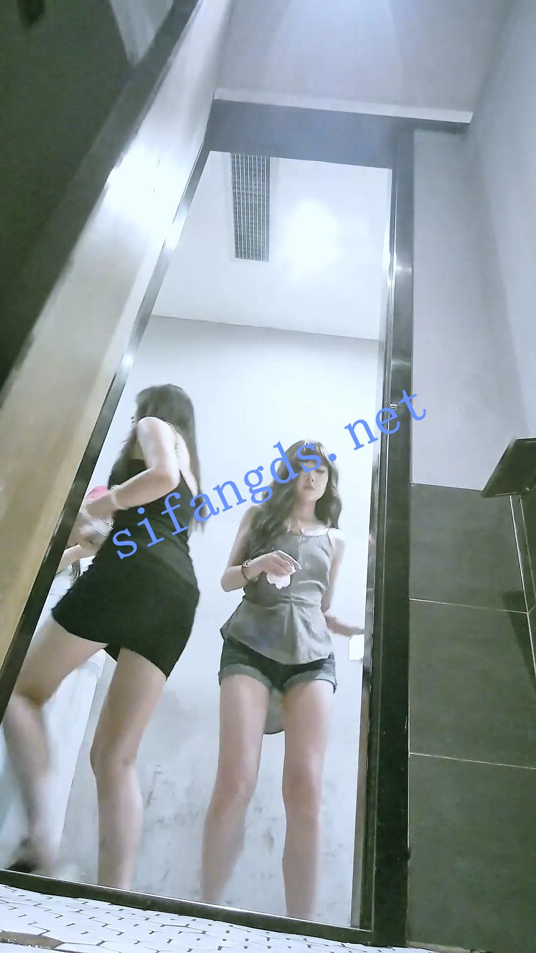 ✅【厕拍】网红气质极品骚高跟大波浪美女后入式视角拉屎-福利岛