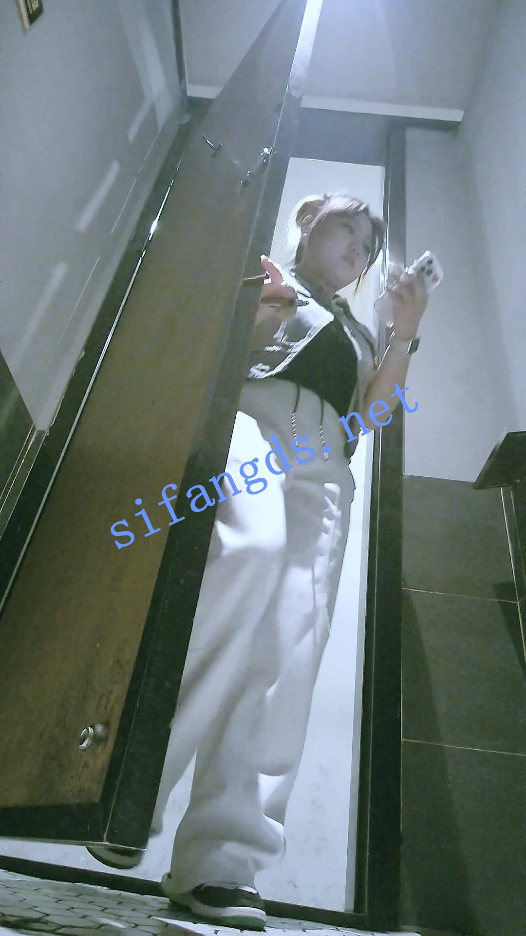 ✅【厕拍】全景后视角白裤圆脸美女拉稀 白带拉丝几十厘米-福利岛