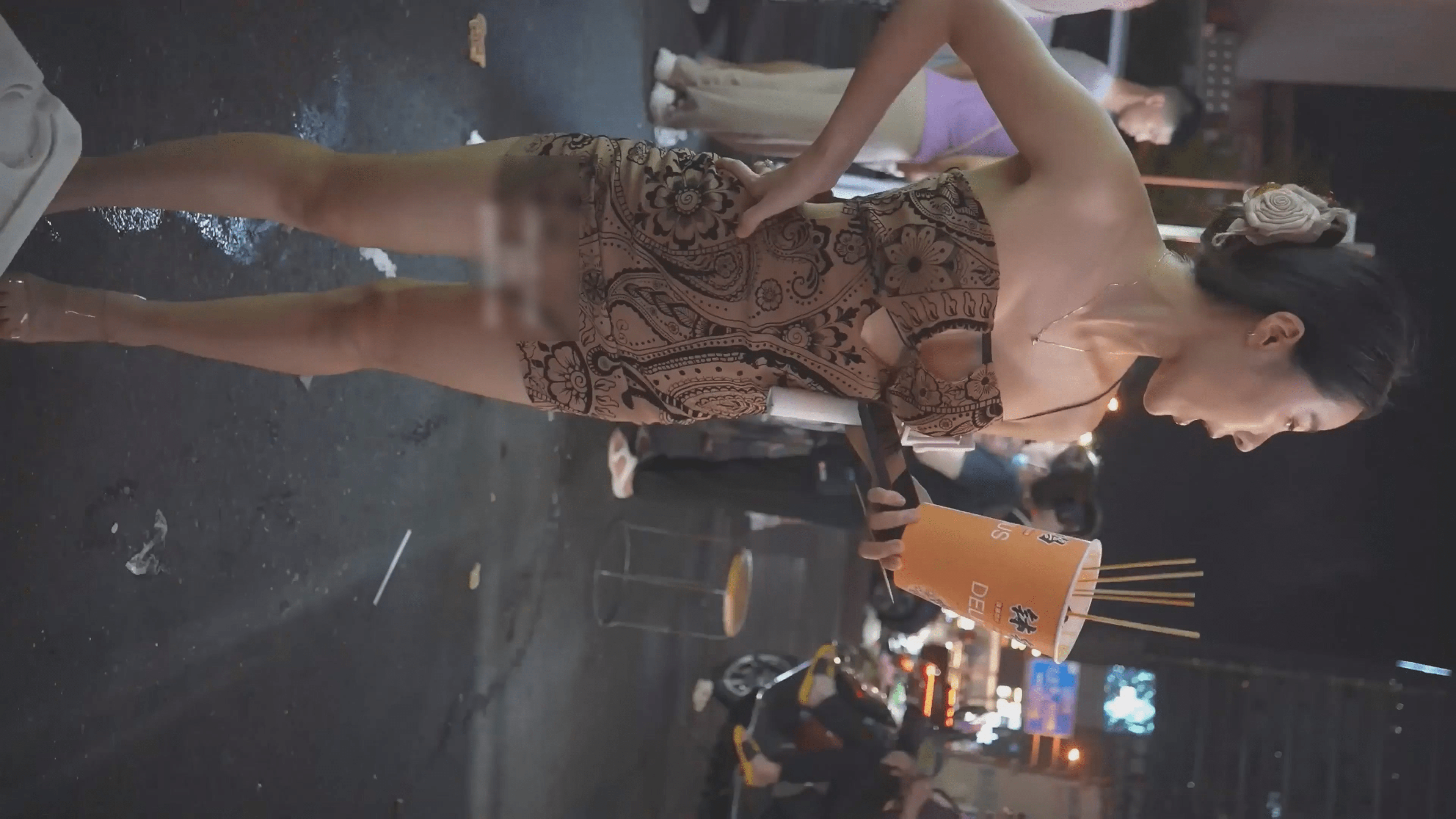 【banana cat系列】❤️网红脸骚货穿着露腰抹胸包臀裙逛街半个球露在外面景点打卡拍照被前后CD丁字裤-福利岛