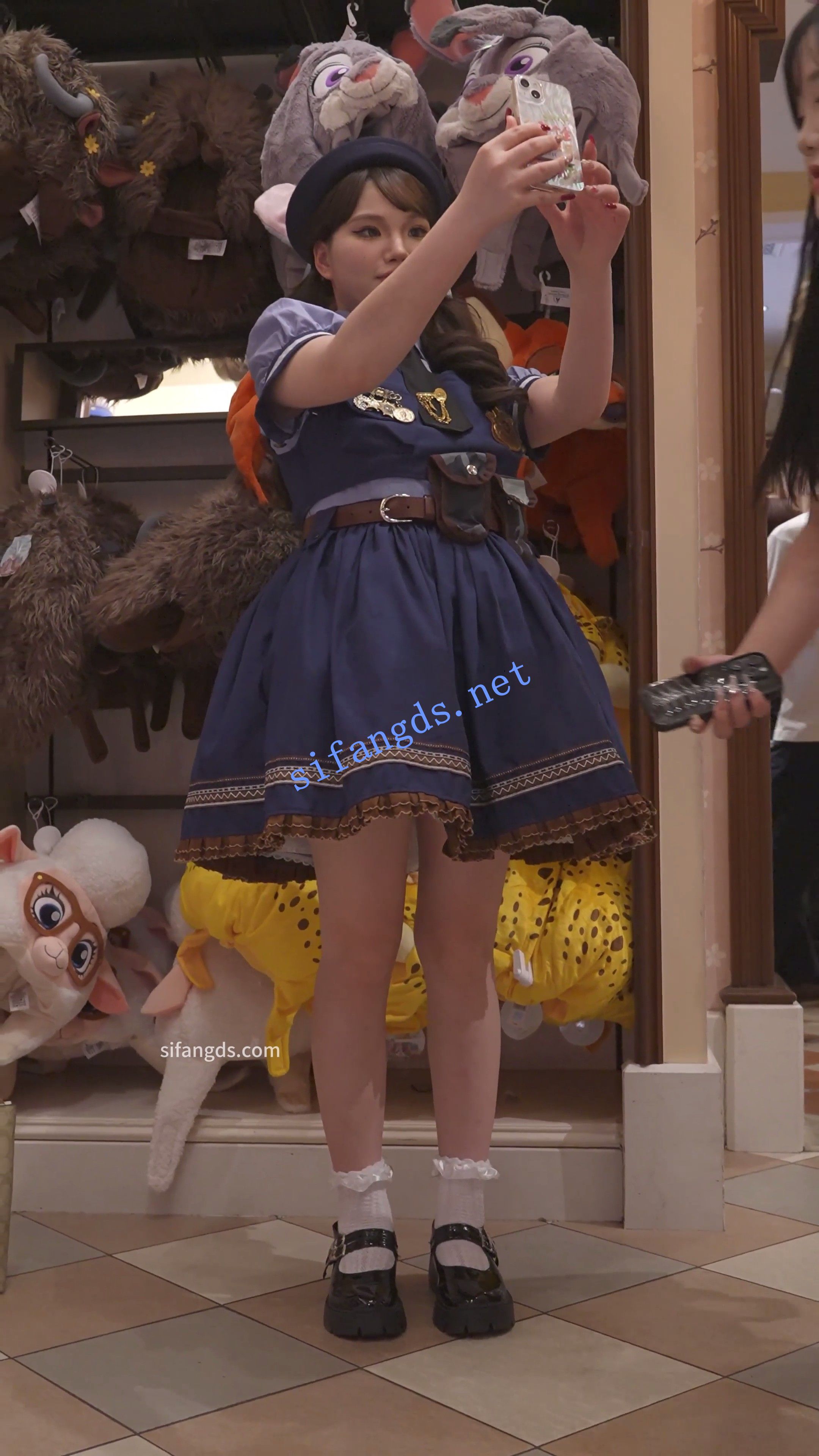 (BC-AA-583)兔耳警官服小姐姐逛街..蹲下自拍直接露内裤-福利岛