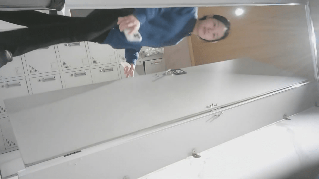 十一月最新流出❤️高校女厕高清后拍学妹尿尿紧身牛仔裤靓妹站着擦菊花-福利岛