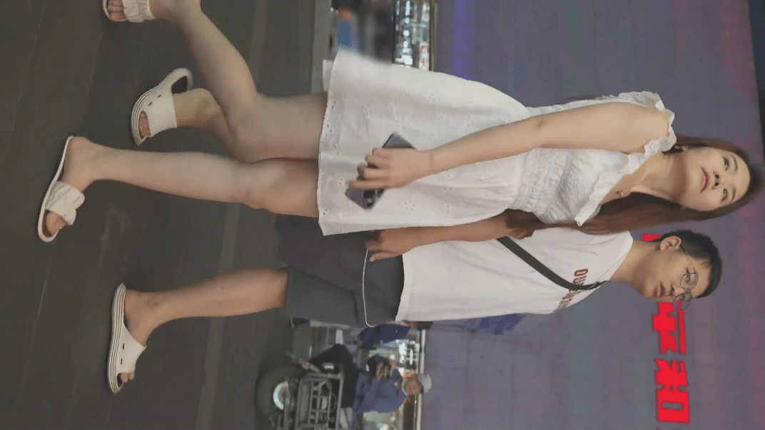 【banana cat系列】❤️手机店抄底白裙光脚少妇性感肉臀无痕内正面露黑色游乐园抄底蕾丝白裙小姐姐无痕粉内屁股光滑-福利岛