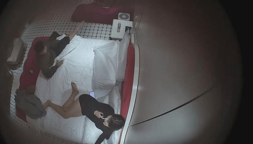 11-8流出酒店偷拍❤️打工情侣周日下班幽会妹子挺会玩的把脚缠在男友脖子上这样能插入更深更爽-福利岛