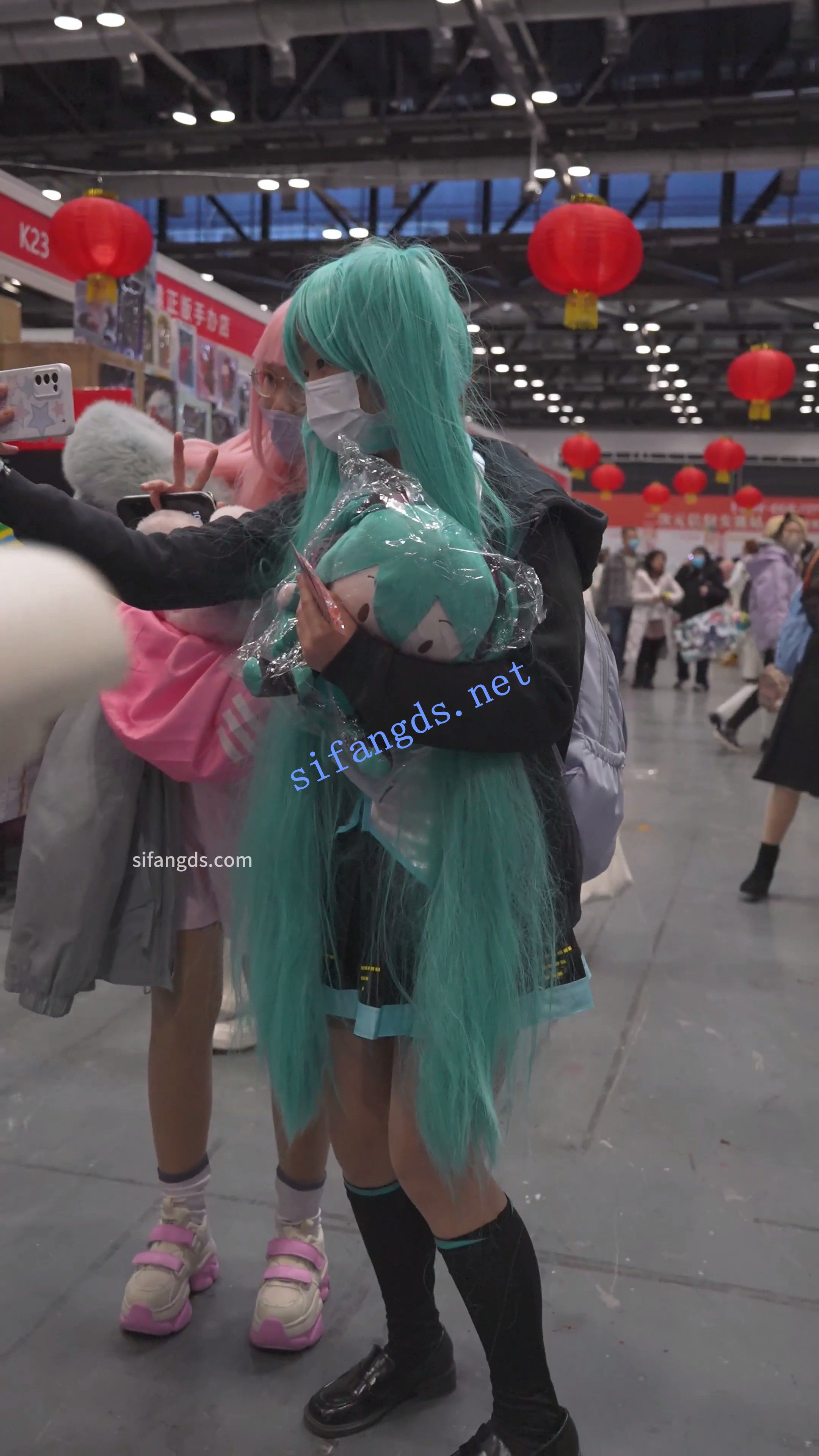 【xxn-321】展会CD初音cos窄内弯腰..超薄肉丝裆部纹理清晰-福利岛