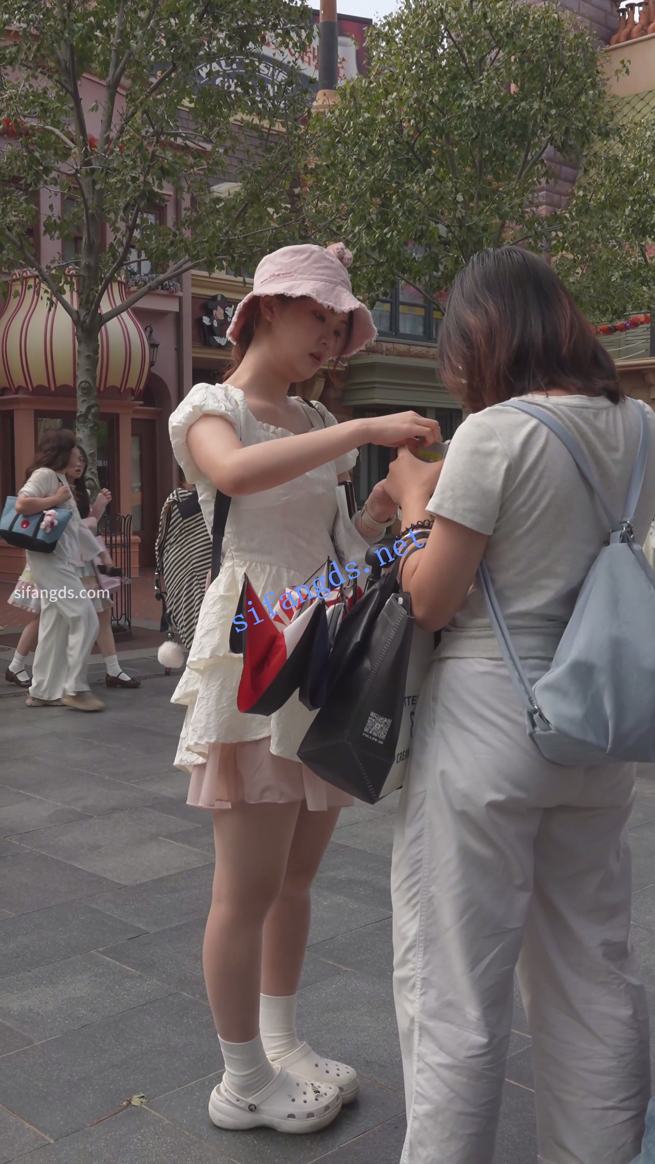 (BC-AA-575)蕾丝裙小姐姐肉色丝袜破洞了..无痕内弯腰CD-福利岛