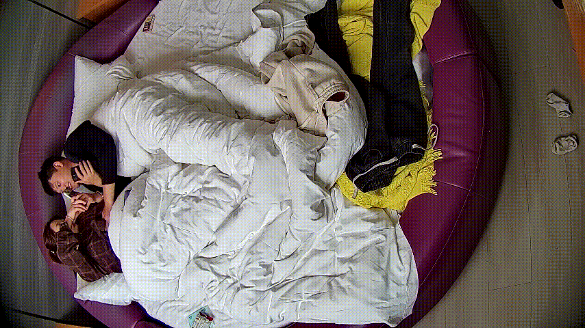 情趣台2 10-30 格子衫小胖妞在情趣床上被猛操 兴趣好像不高 被操还在看手机 最后被射都还在看手机-福利岛