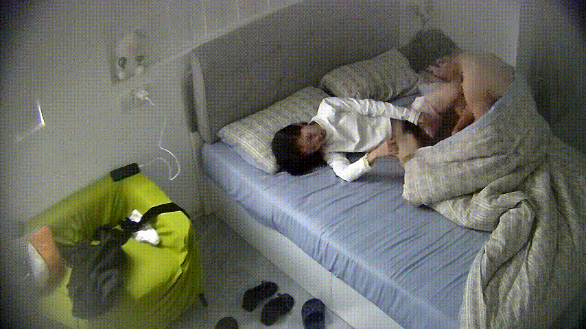 公寓酒店10-25 先玩手机再打炮 钻进被窝里口交 小姐姐很漂亮 身材也好 还配合 这哥们捡到漏了-福利岛