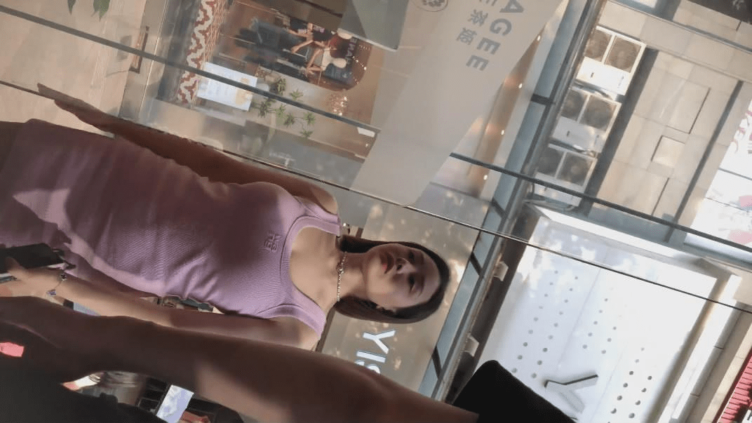 [mccd]系列❤️奶茶店里发现一个穿着包臀裙的网红脸骚货美女骚丁岔开腿扭屁股在男友身上蹭-福利岛