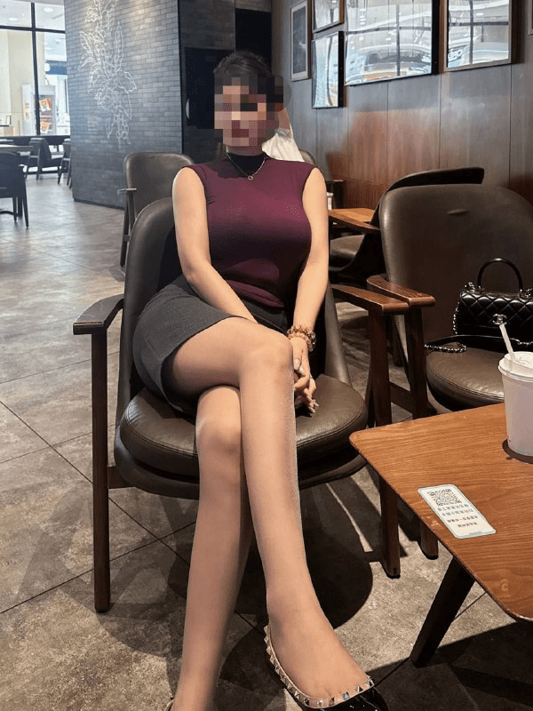 【10月最新】推特29万粉丝绿帽淫妻大神「放逐的灵魂」油亮超薄丝袜后入打桩，上等后入绝佳的名器(20V 5V) 预览图 1