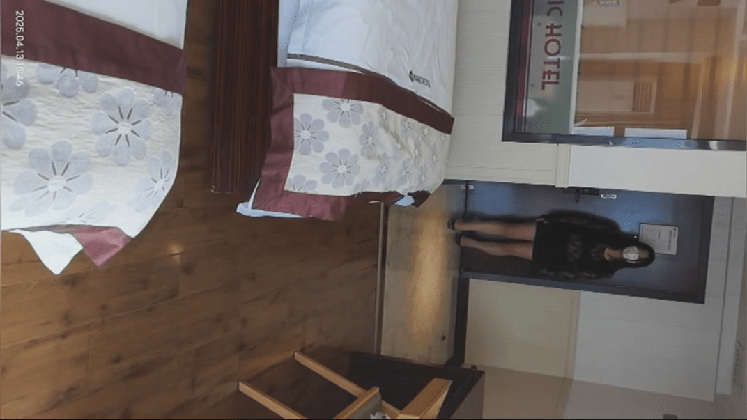 泄密流出【同城夫妻交换群】绿帽老公安排老师媳妇给胖群主调教被草到喷水高清无水印版 预览图 1