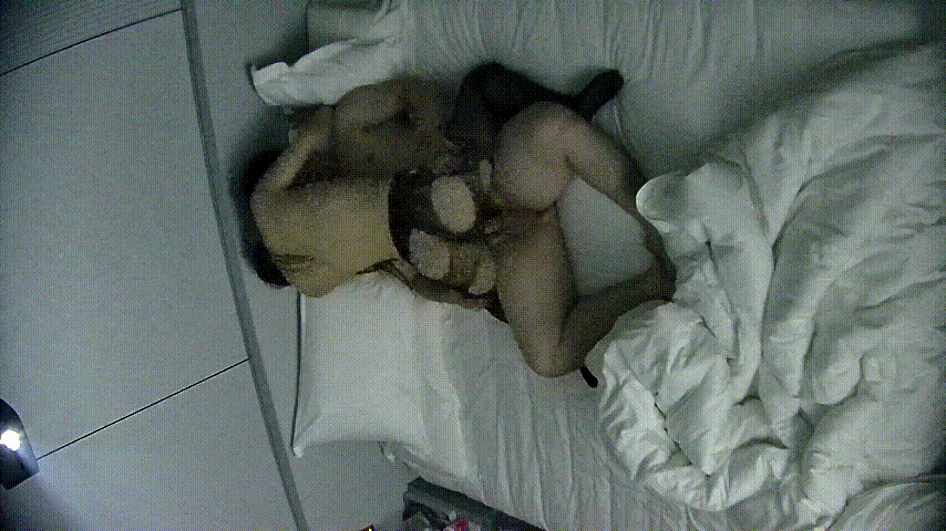 大学城 10-18 经典超长视频 拍到一对完美炮搭子 男的胖女的靓 丝袜破坏 边做还边自己拍 女的有点像单依纯 预览图 3