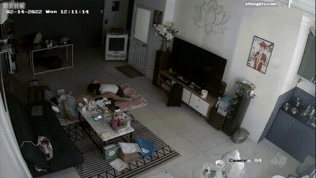 ⚫️居家黑客入侵偷拍，老公边玩手机边抠妻子的下体，骚妻终于忍不住起身口交女上一气呵成，少妇上位太猛了 预览图 7