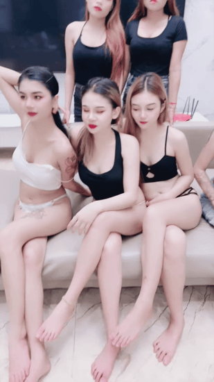 大神“无能的丈夫”10月9-10日期间组织多场年轻嫩妹多人群P大乱斗(7V) 预览图 16