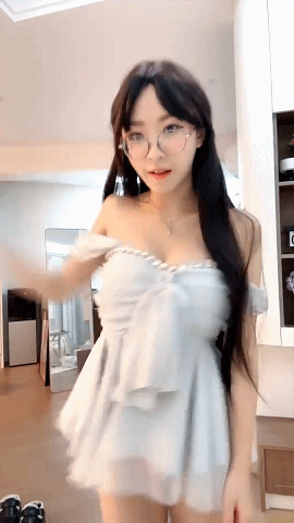 ❤️√ 顶级校花完美身材好漂亮眼镜妹就是超骚圆圆的奶子大长腿无毛嫩穴【精品粉宝宝】双道具自慰狂撸 4V 预览图 2