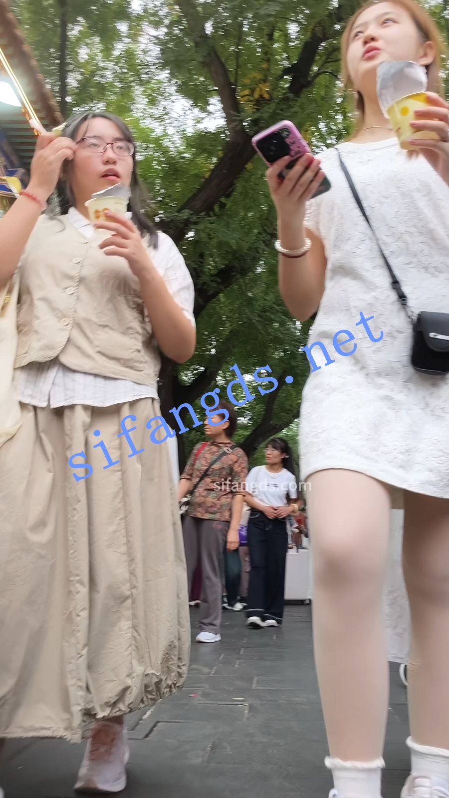 原创抄底肉丝白袜清纯小姐姐 预览图 1