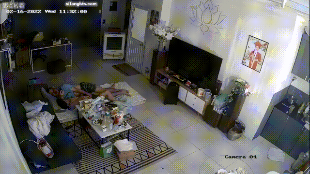 ⚫️居家黑客入侵偷拍，老公边玩手机边抠妻子的下体，骚妻终于忍不住起身口交女上一气呵成，少妇上位太猛了 预览图 1