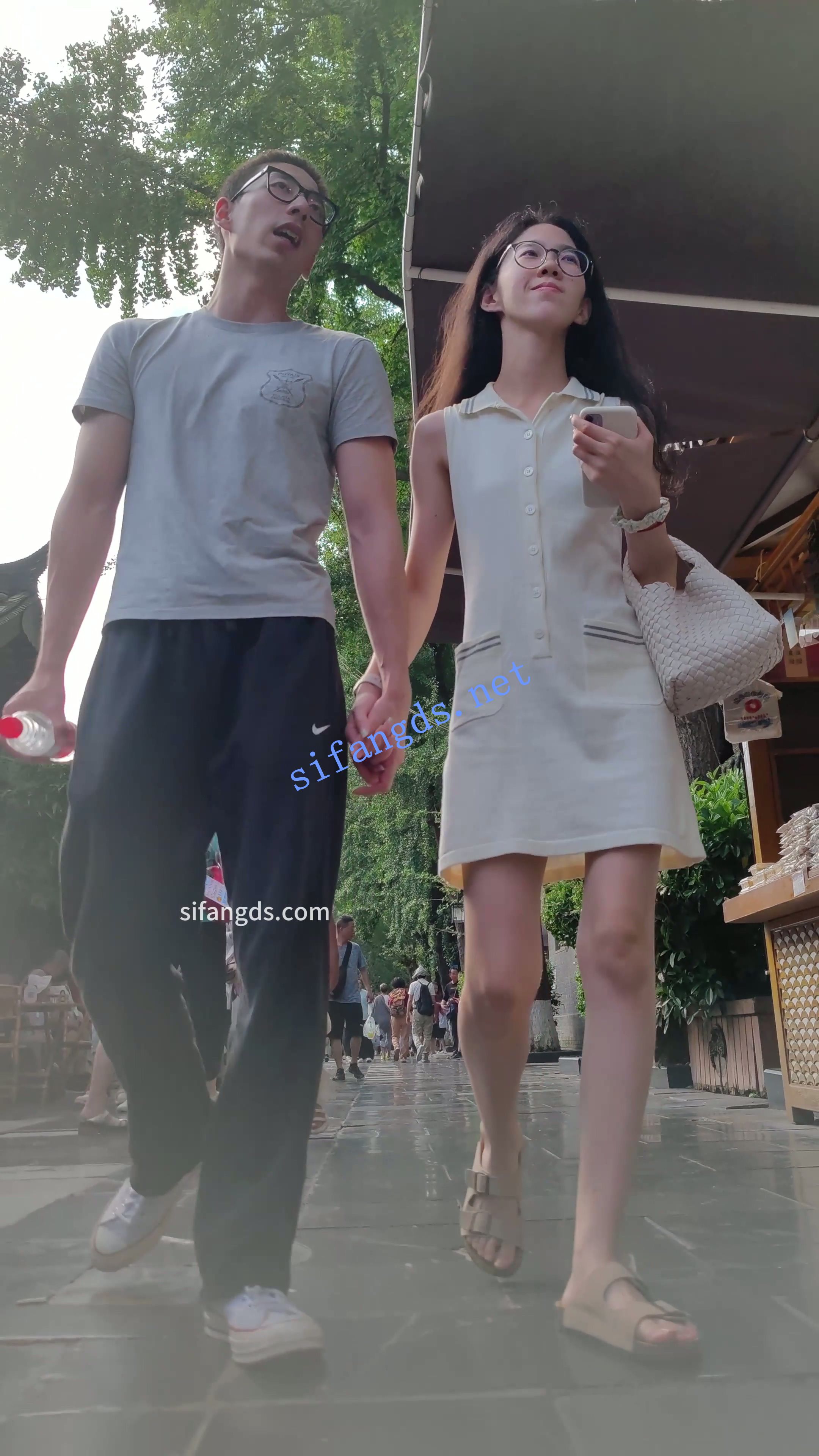 【CSCD】白色连衣裙带眼镜小姐姐出来游玩，灰色内内 预览图 1