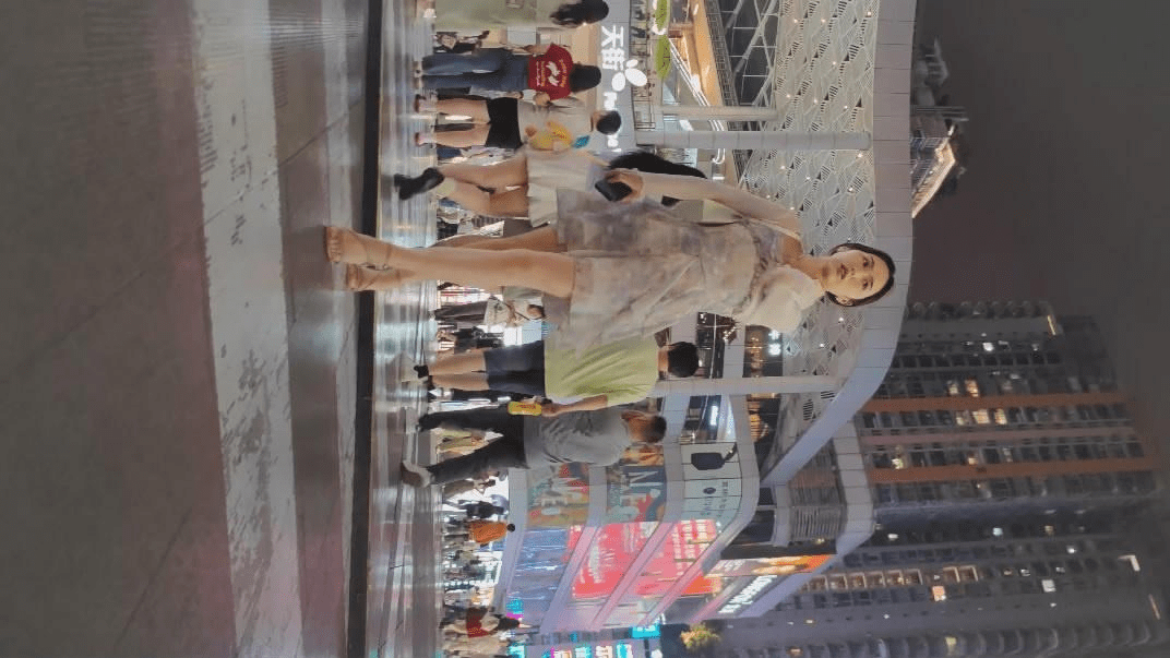 大神尾随偷拍❤️蕾丝连衣裙细高跟鞋美女逛超市紫色内裤露毛 预览图 1