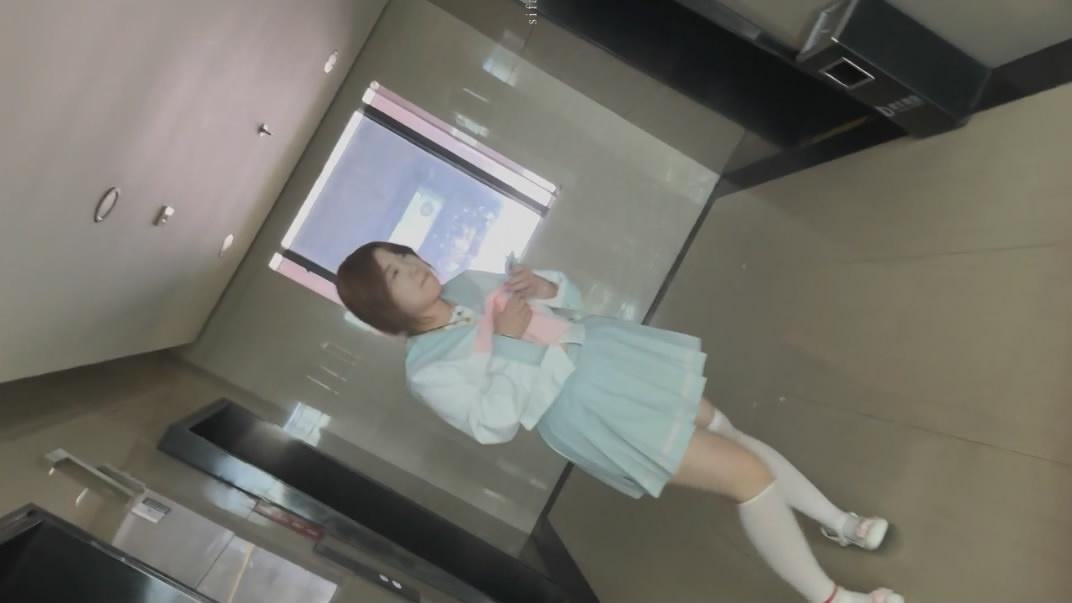 十月最新流出厕拍大神卡车手持闯拍电影院女厕近视角偷拍几个年轻妹子尿尿 预览图 1