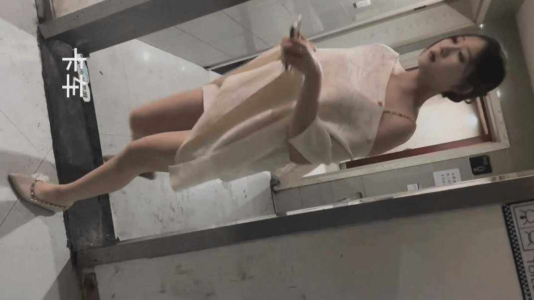 十月最新厕拍大神卡车❤️手持闯拍电影院女厕偷拍两个颜值美女尿尿的极品白虎逼 预览图 1