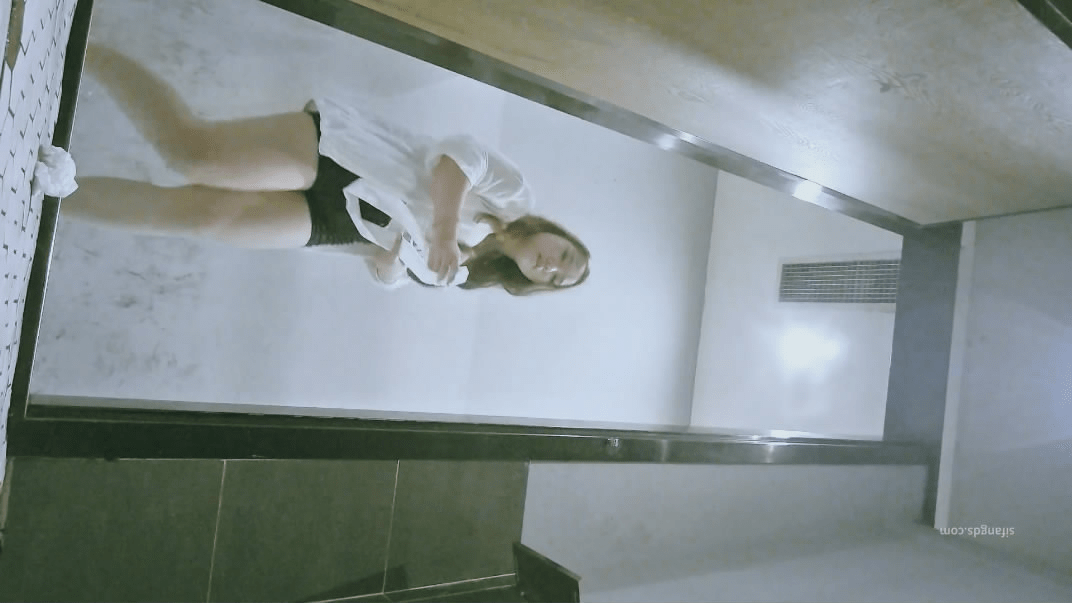 十一月新流出酒吧女厕高清后拍❤️两个闺蜜进厕所吸烟尿尿一块被拍逼 预览图 1