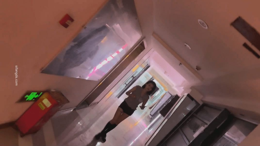 十月最新流出❤️大神手持闯拍貌似电影院女厕偷拍美女尿尿其中几个性感高跟美女 预览图 1