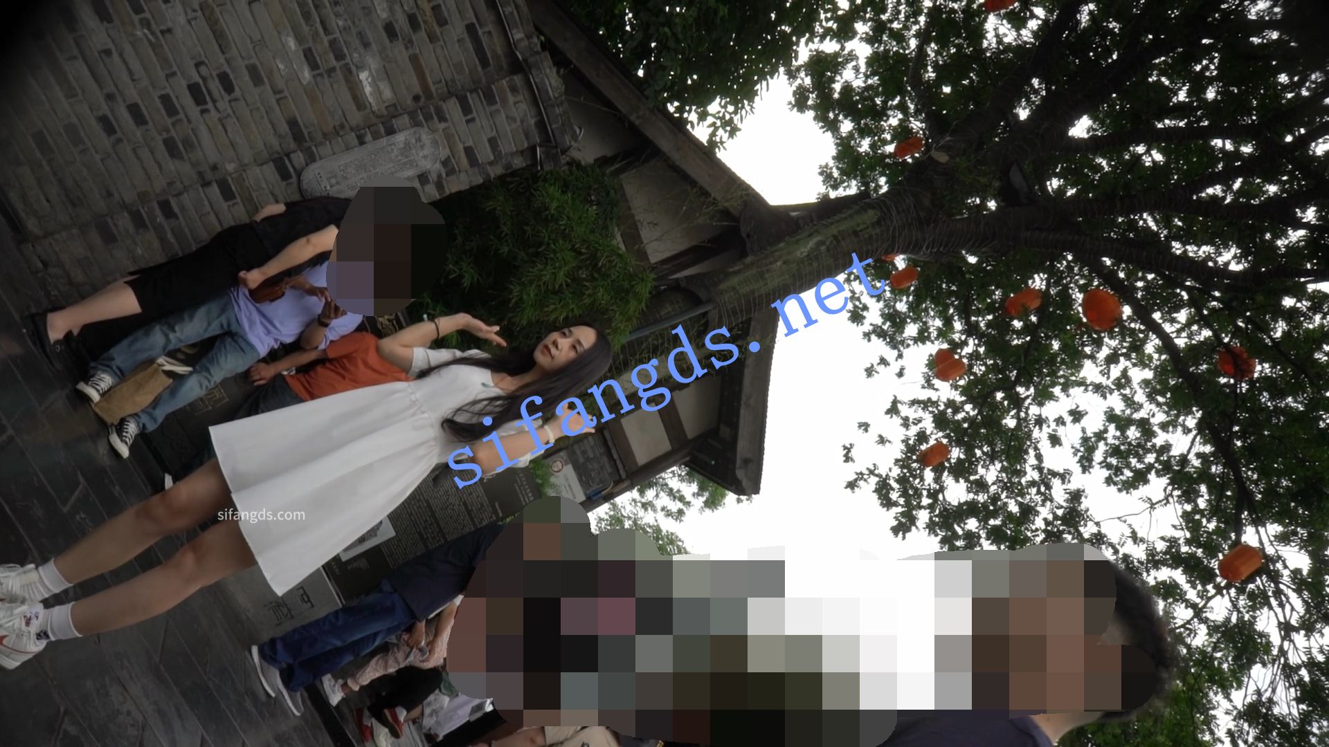 （空城原创）白裙美女逛街，条纹小N前面透明漏黑森林-好赞福利