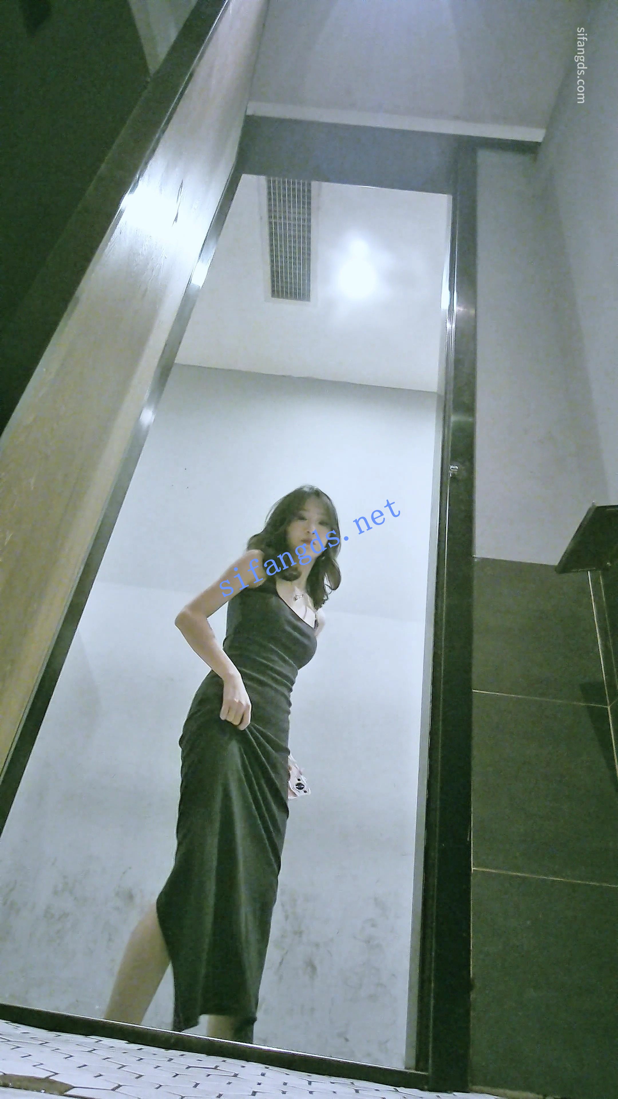 ✅【厕拍】后拍极品身材网红气质大波浪黑色连衣裙美女-好赞福利