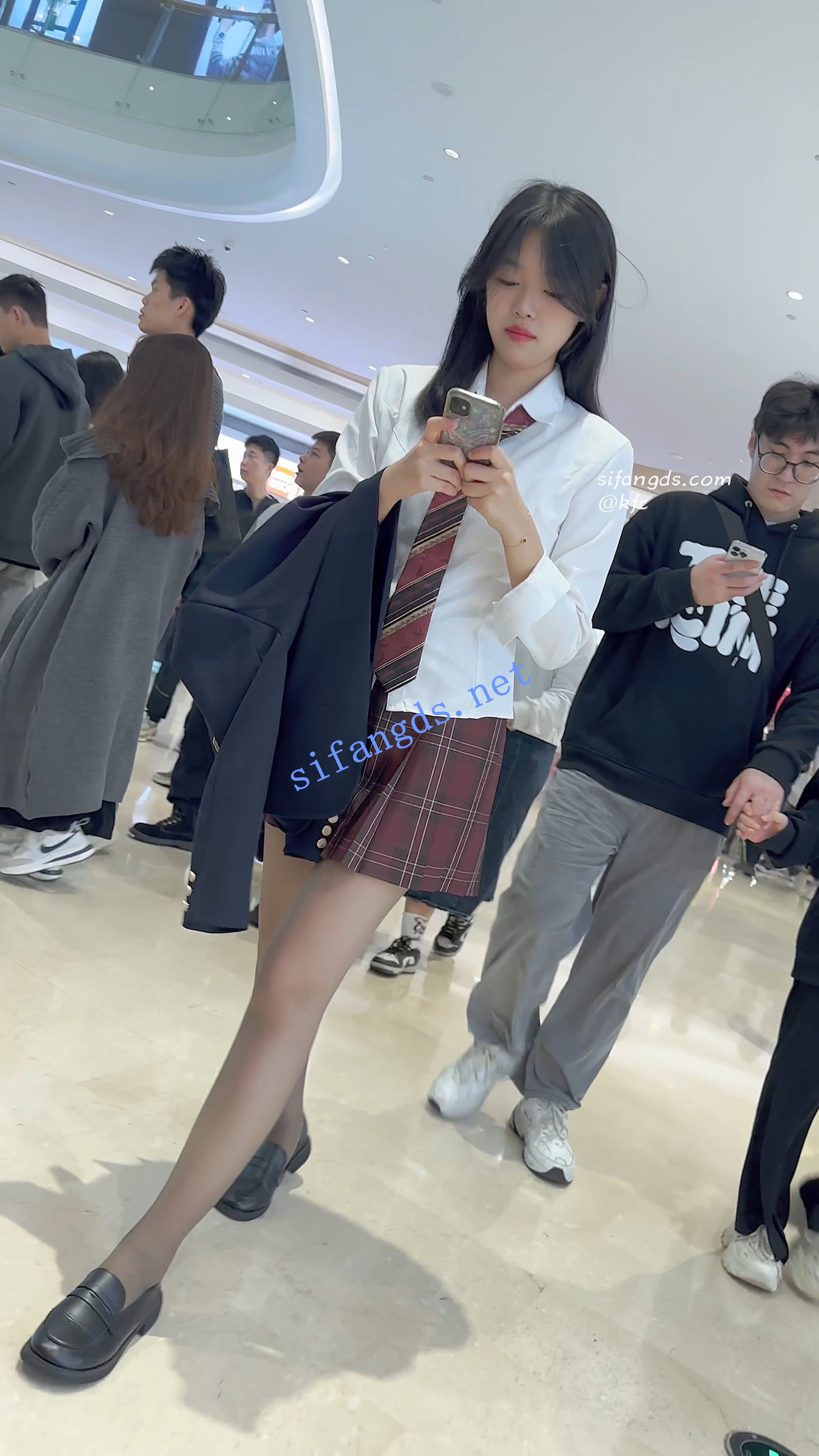 【KFC】JK制服学生妹逛街专注玩手机·灰色丝袜白内前后CD-好赞福利