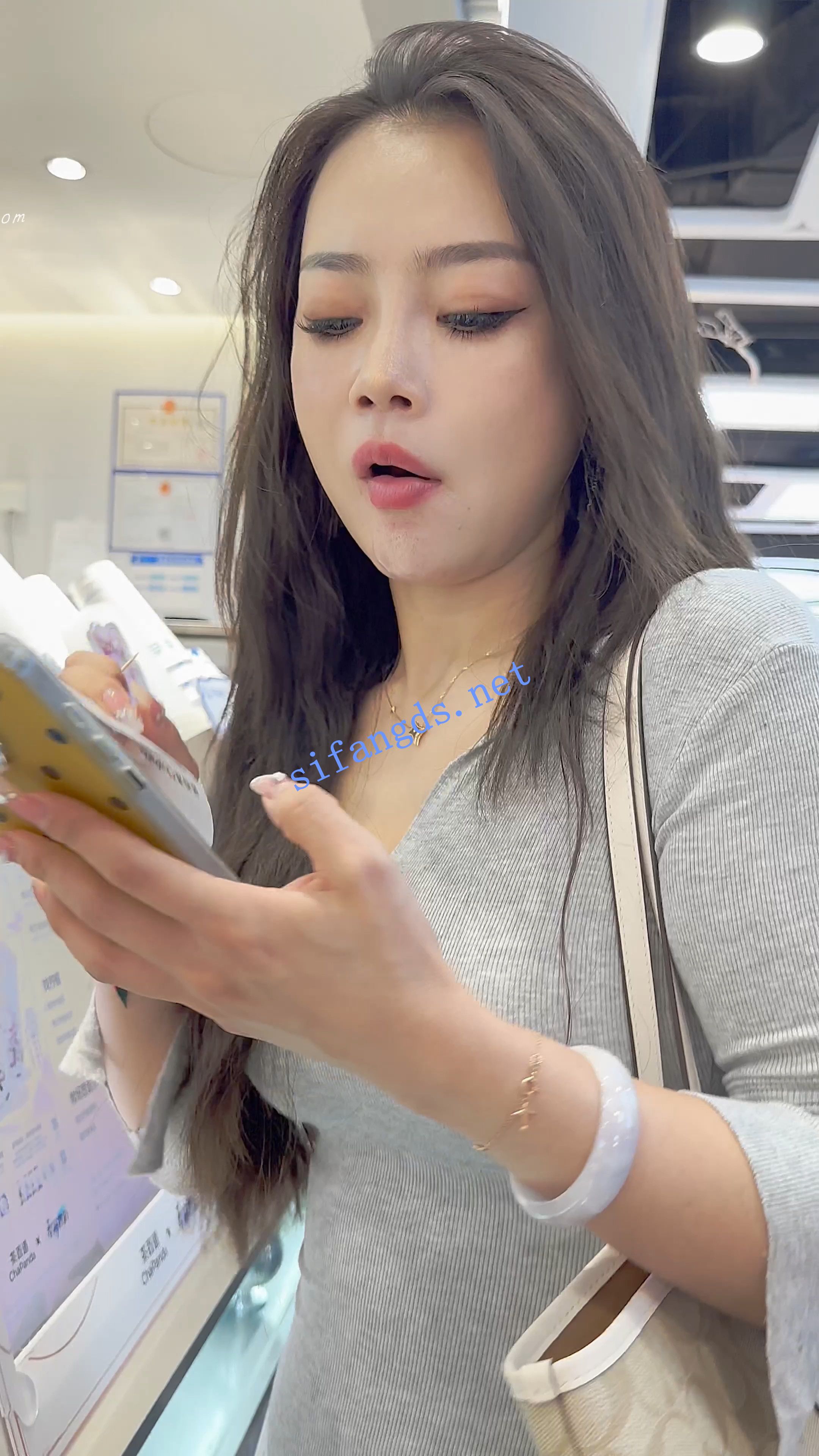 【KFC】包臀裙少妇逛街买奶茶·丰满身材白内前后CD盯着相机-好赞福利