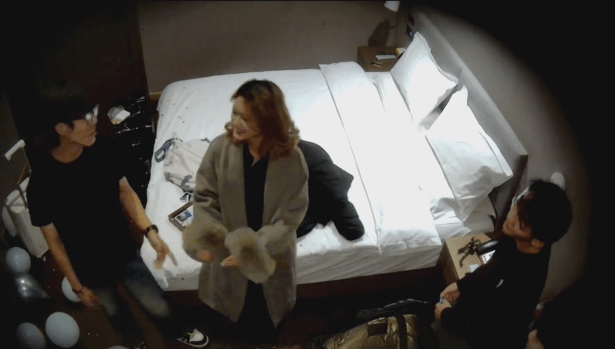 11-21流出酒店偷拍❤️眼镜男和朋友给皮靴时尚女友庆生完舔逼舔臭脚各种姿势操逼-福利岛