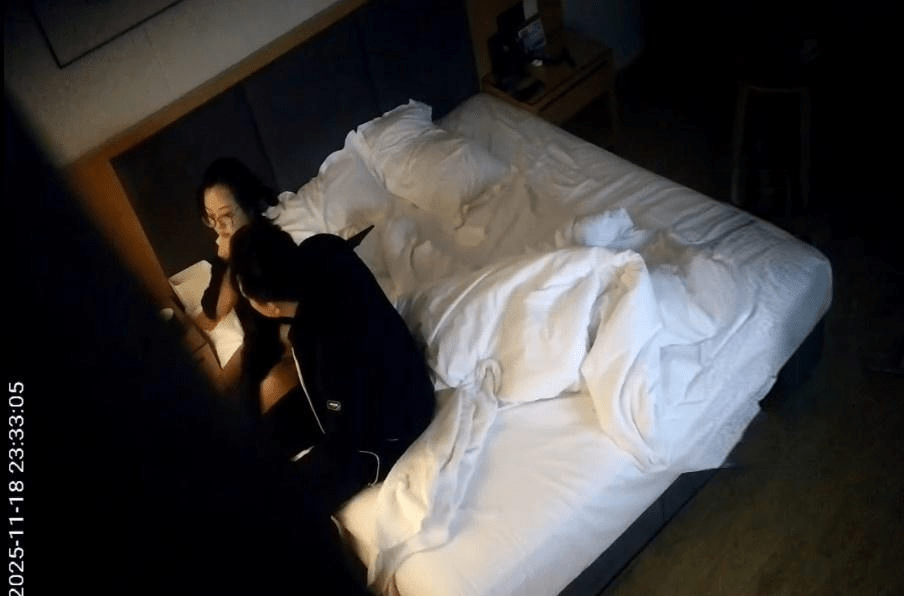 11-18流出酒店偷拍❤️气质眼镜少妇白领姐姐假期也要陪领导被红内裤领导操 预览图 1