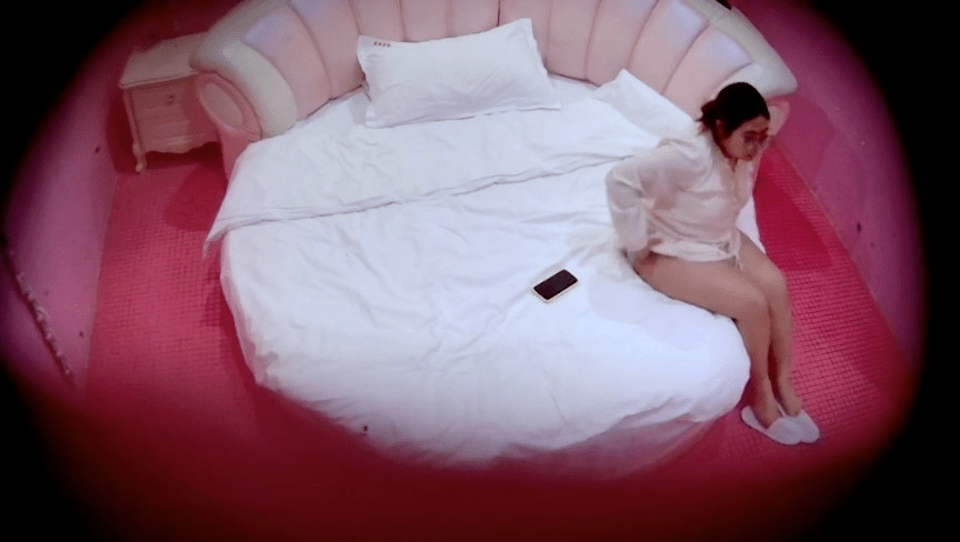 11-19流出酒店偷拍❤️粉色情趣圆床大学生情侣体育生男友抽插眼镜丰满学妹-福利岛